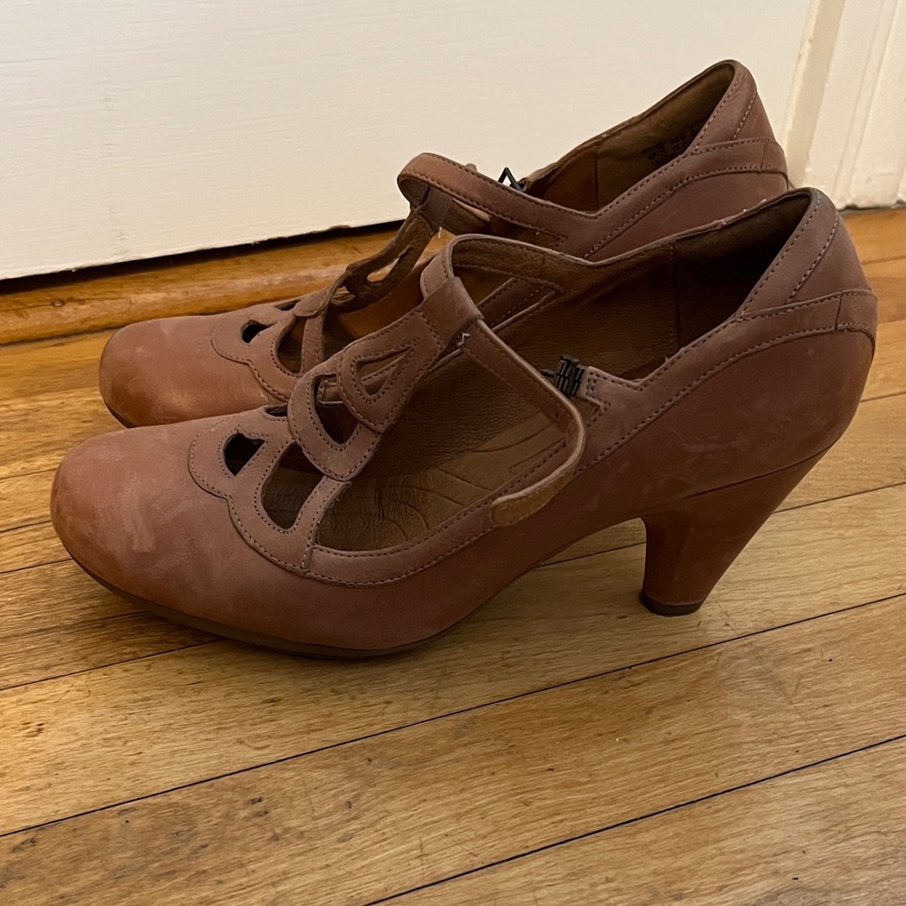Size 8.5 M Indigo by Clarks Brown Leather T Strap Heels